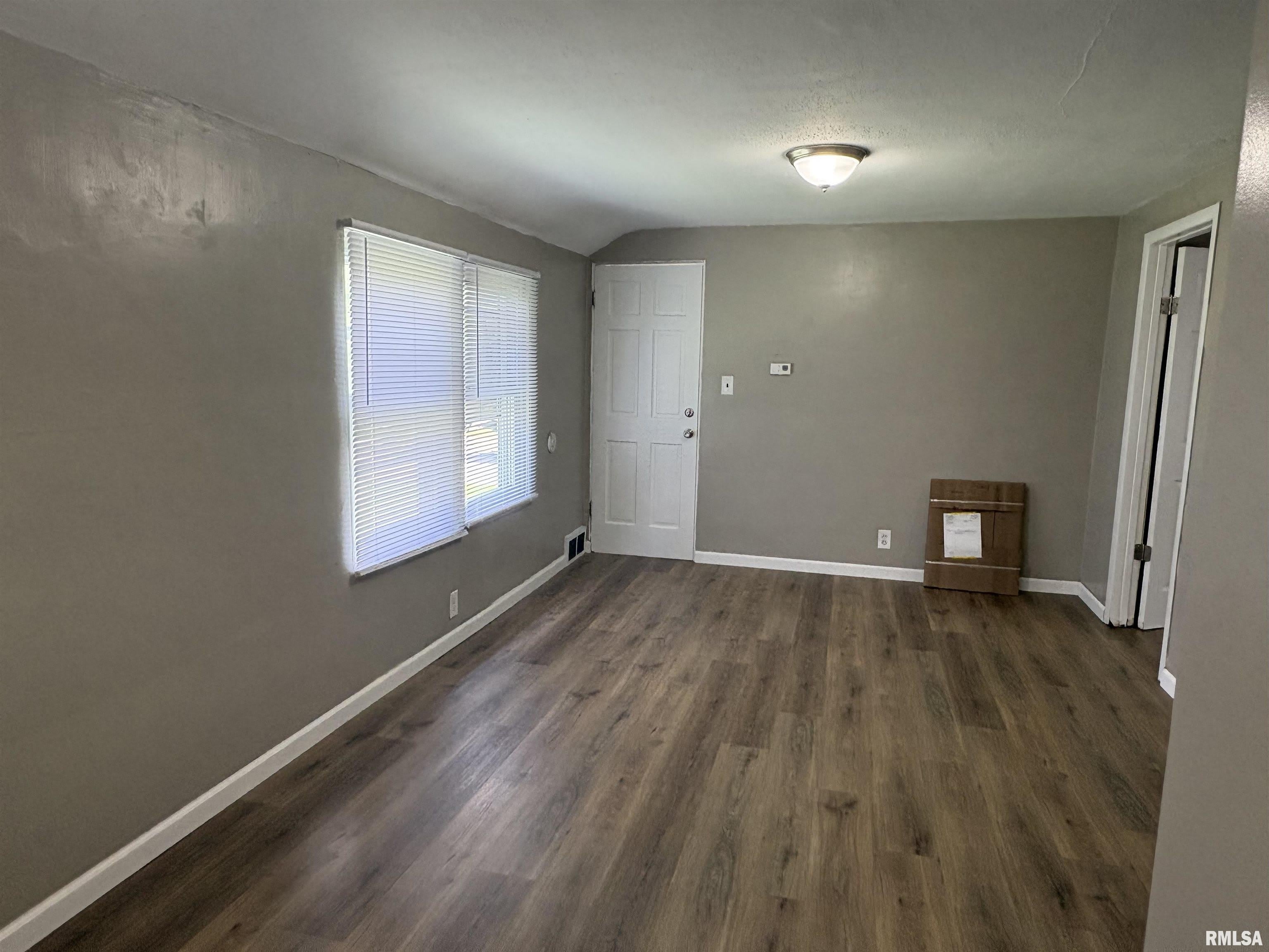 1404 N BROADWAY Street – photo 3
