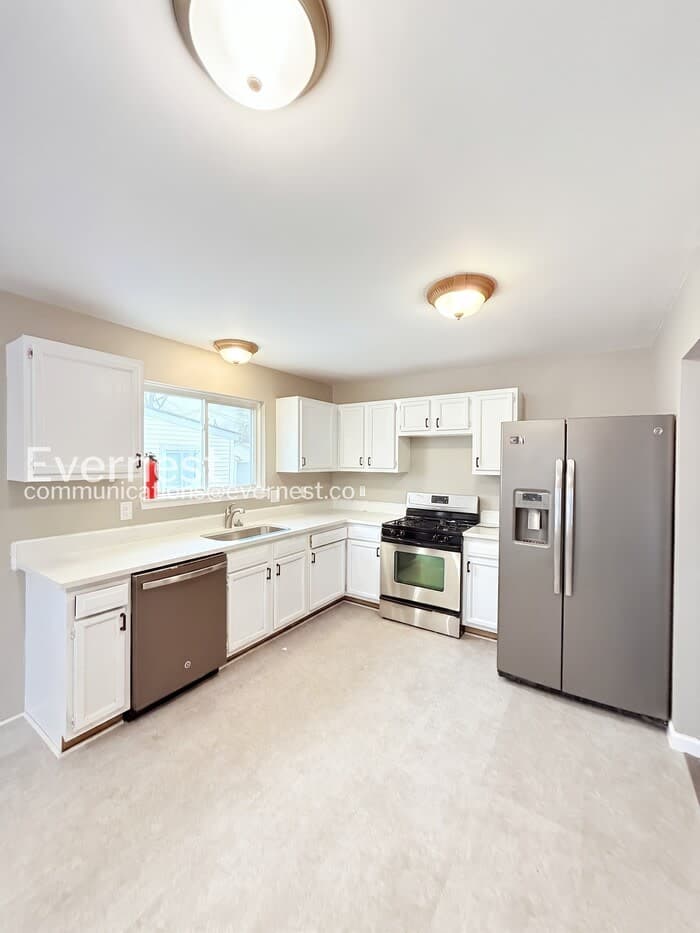 23569 Stewart Avenue – photo 5