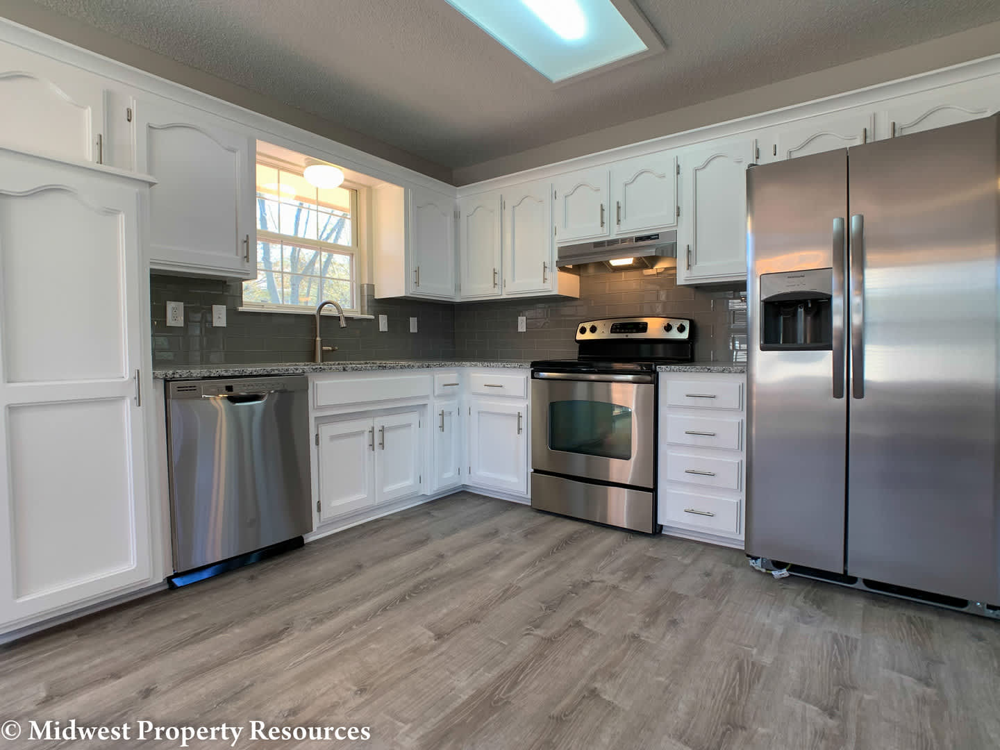 Wow! Everything is new! 3 bedrooms, 2.5 baths with a fenced backyard! – photo 4