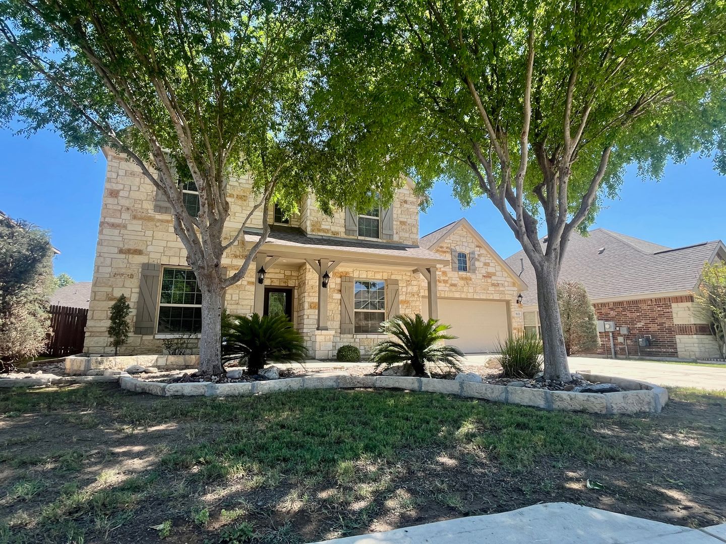 Fabulous 5 Bedroom/4 Full Bath Home w/ Study, GameRoom & Backyard Oasis! Move in Ready! – photo 2