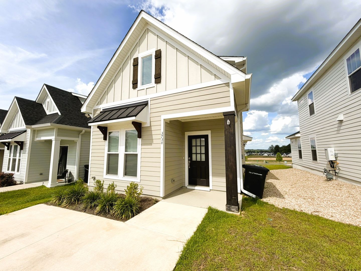 Newer Construction Modern Ne 3 2 5 W Stainless Steel Appliances Granite Counters Washer Dryer Resort Style Amenities Avail Now For 2200 Month – photo 2