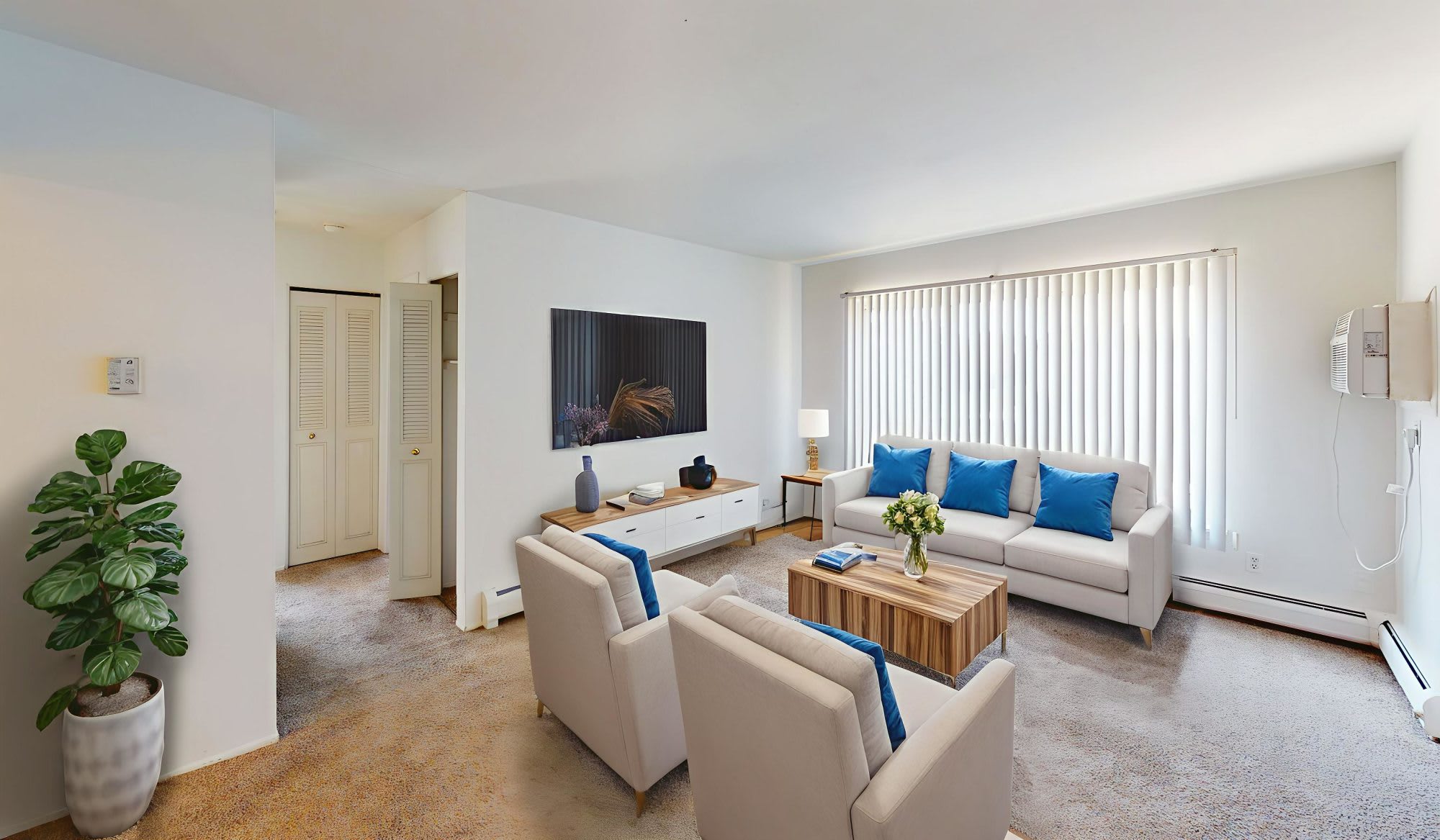 Outer Drive Manor Apartments – photo 1