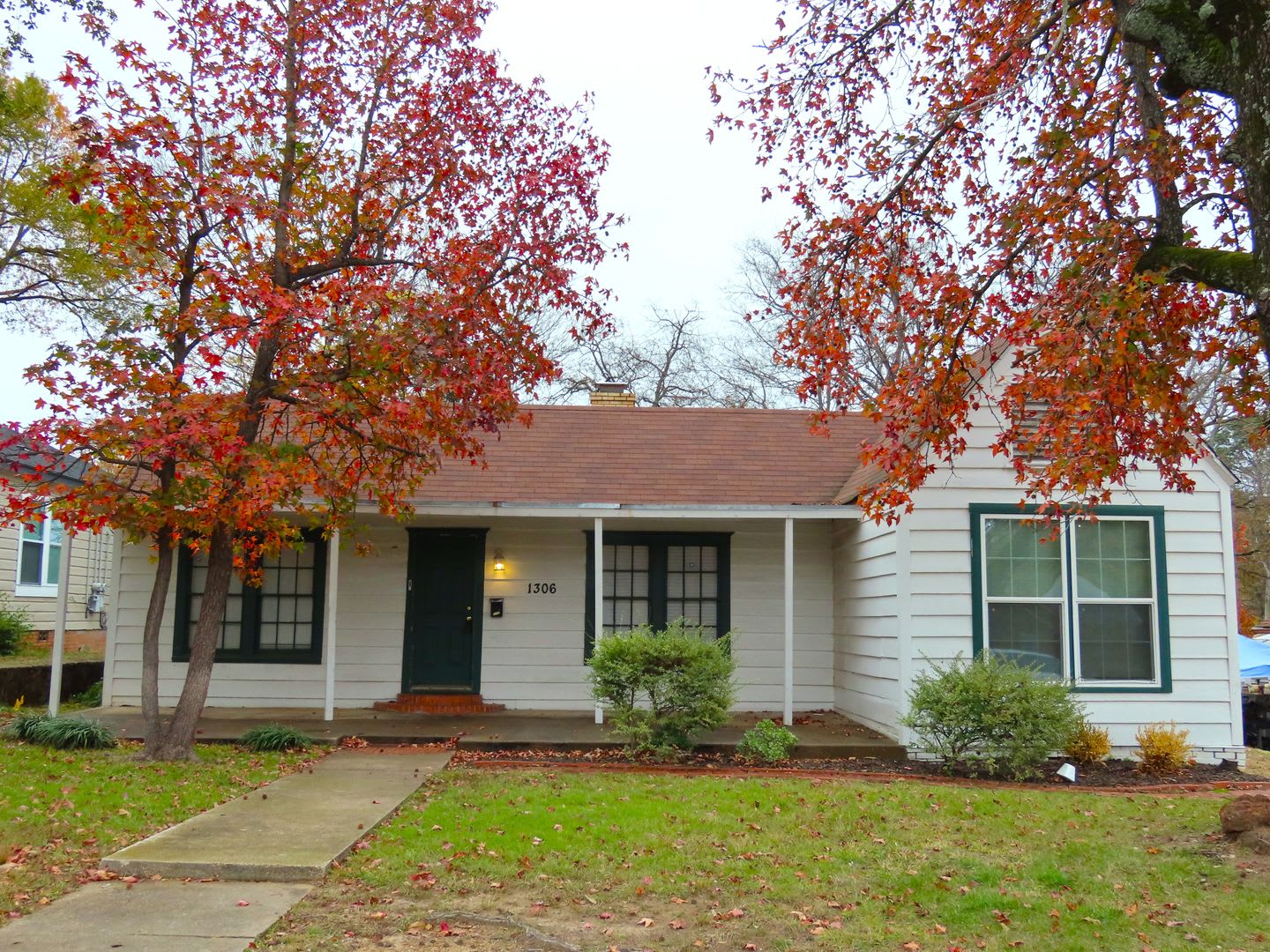 Spacious 3 Bedroom, 2 Bath Home w/Bonus Room! – photo 1