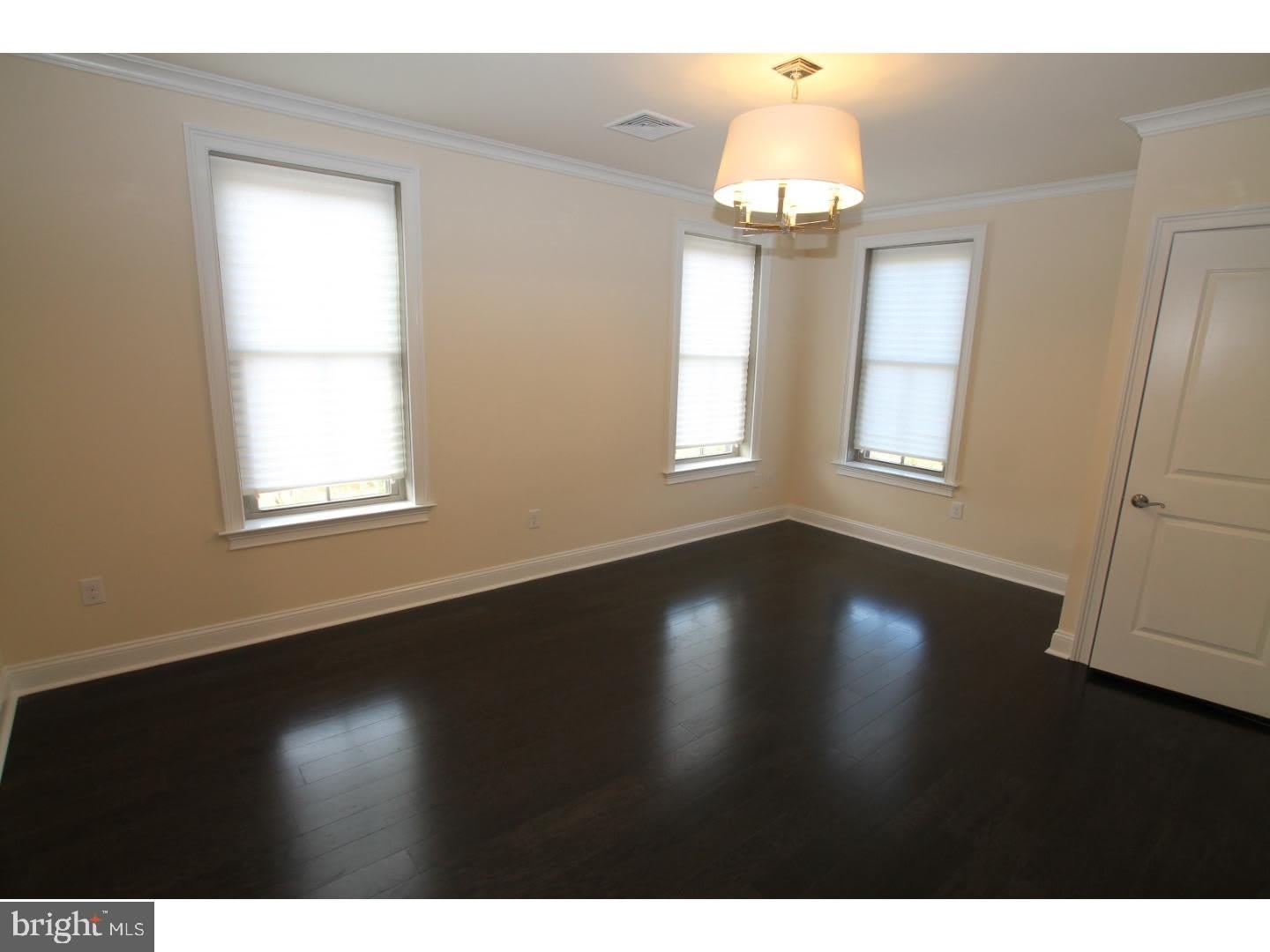 200 N SYCAMORE Street – photo 5