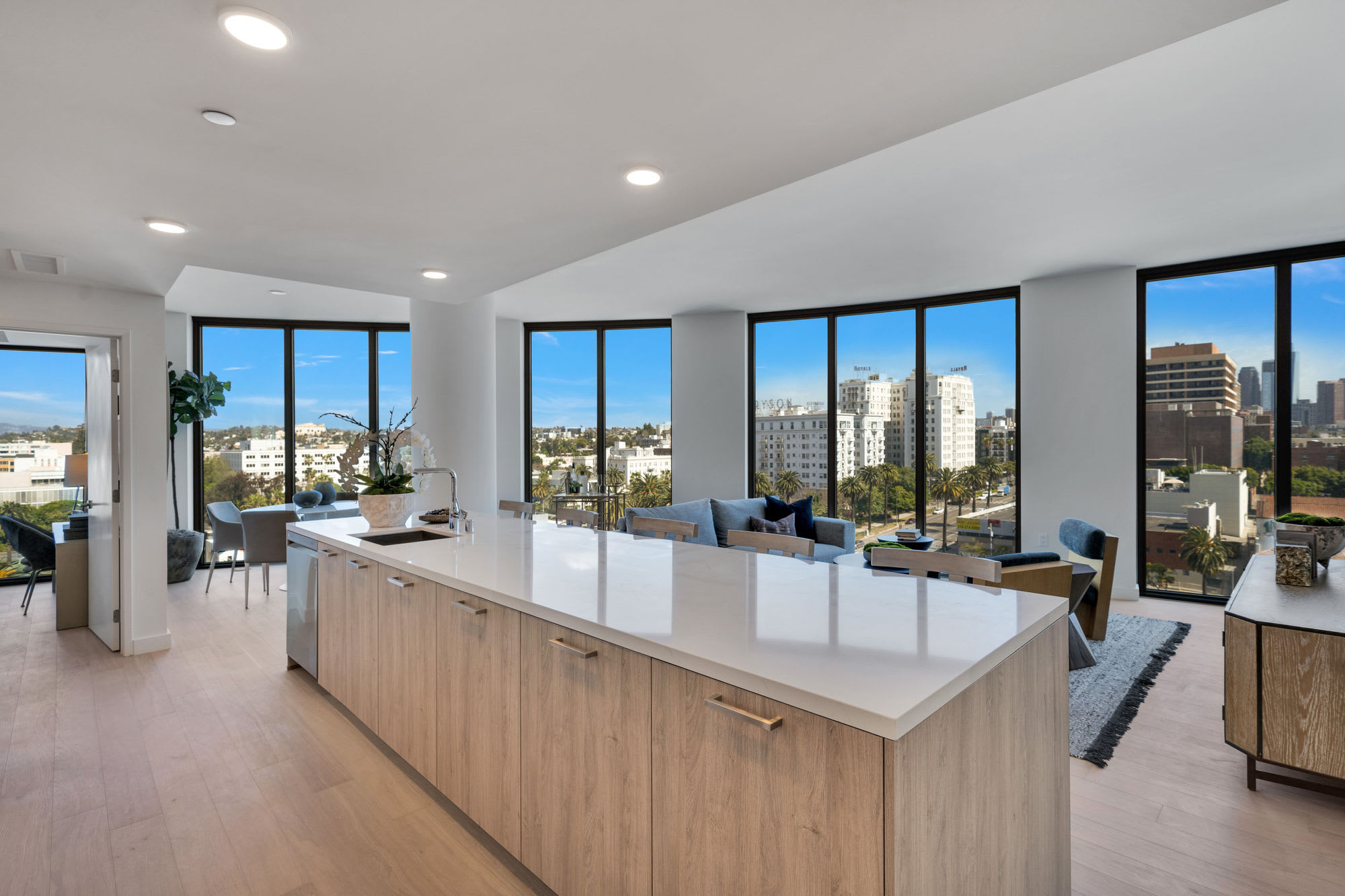 Kurve on Wilshire – photo 1