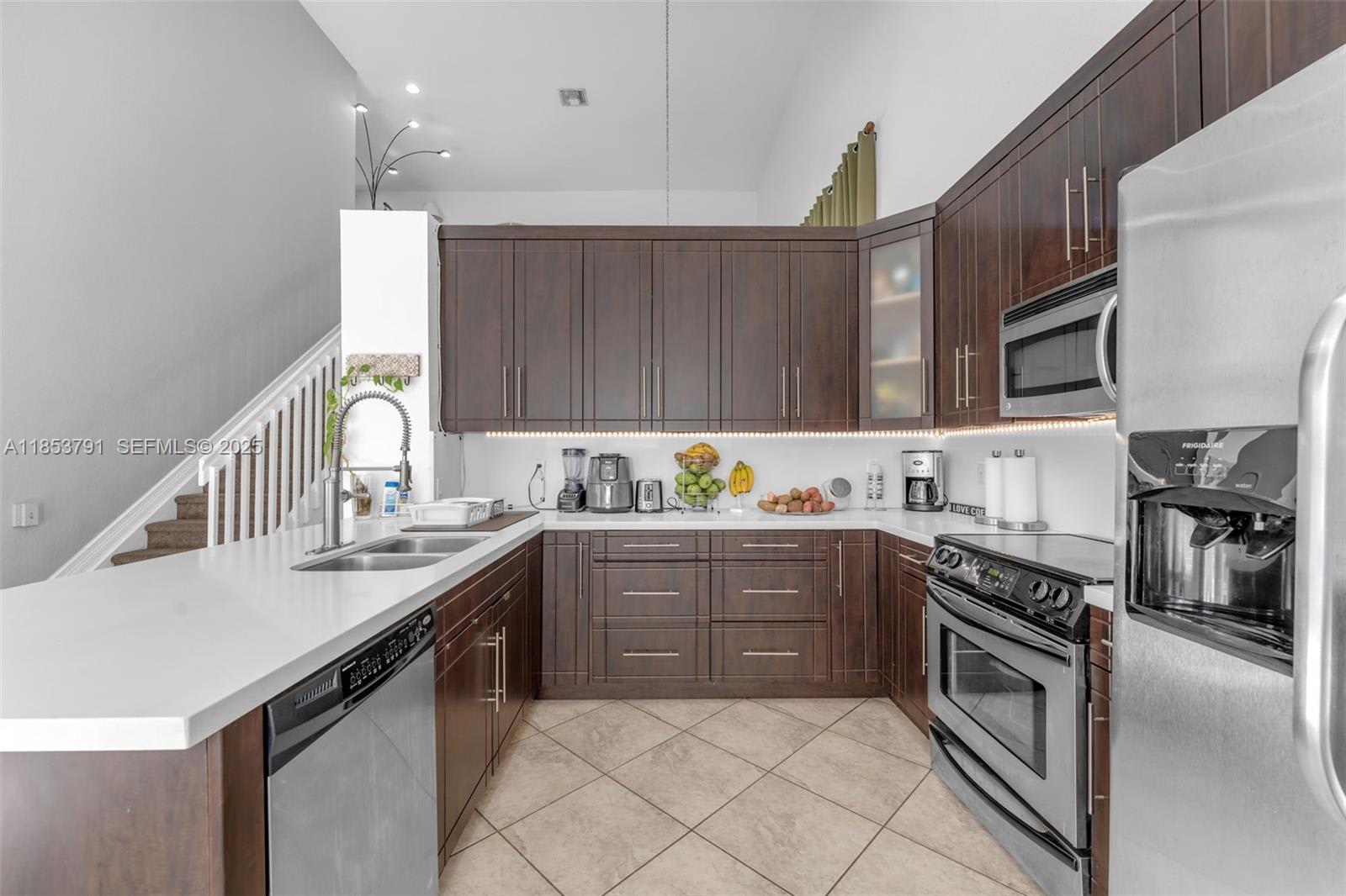 1755 Northeast 37th Avenue – photo 3