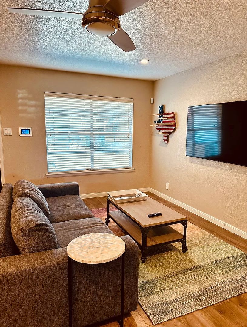 Room In 3 Bedroom Home At Pan Am Expy – photo 4
