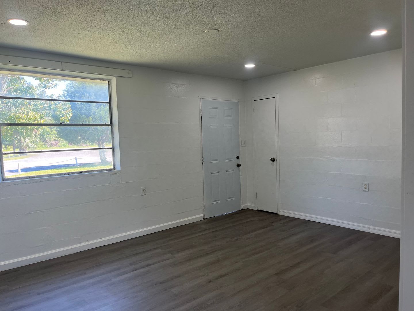 Newly Renovated 2 Bedroom Brick Apartment near Downtown Live Oak – photo 2