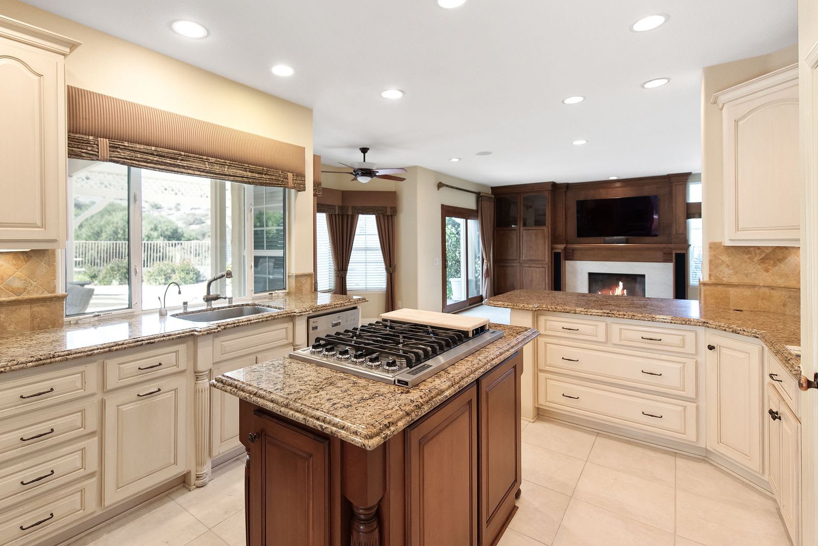 Luxury Living in this Stunning Pool Home! – photo 4