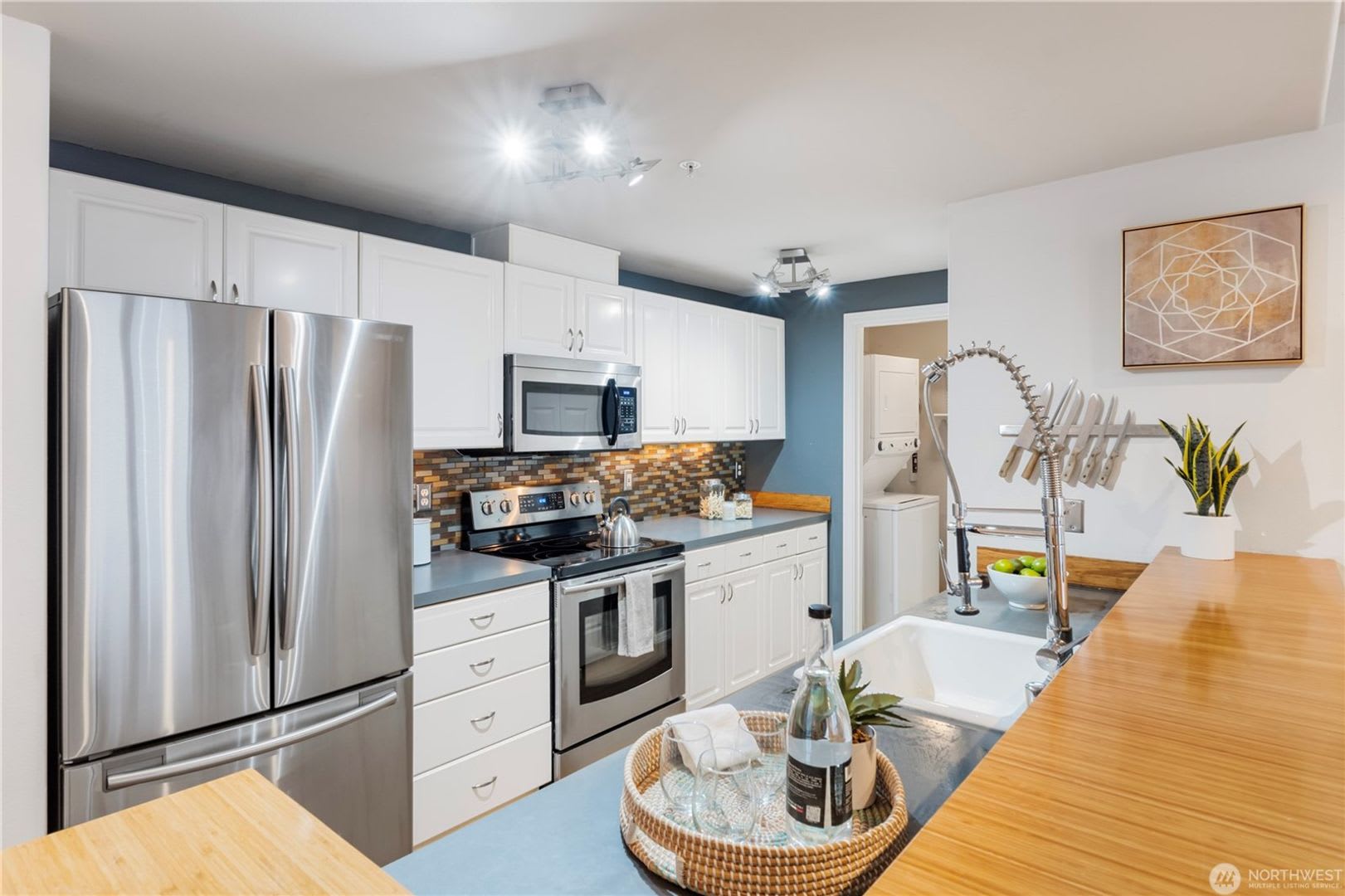 Amazing West Seattle 2 bedroom 2 bath W/S/G and 2 parking spots included! – photo 2