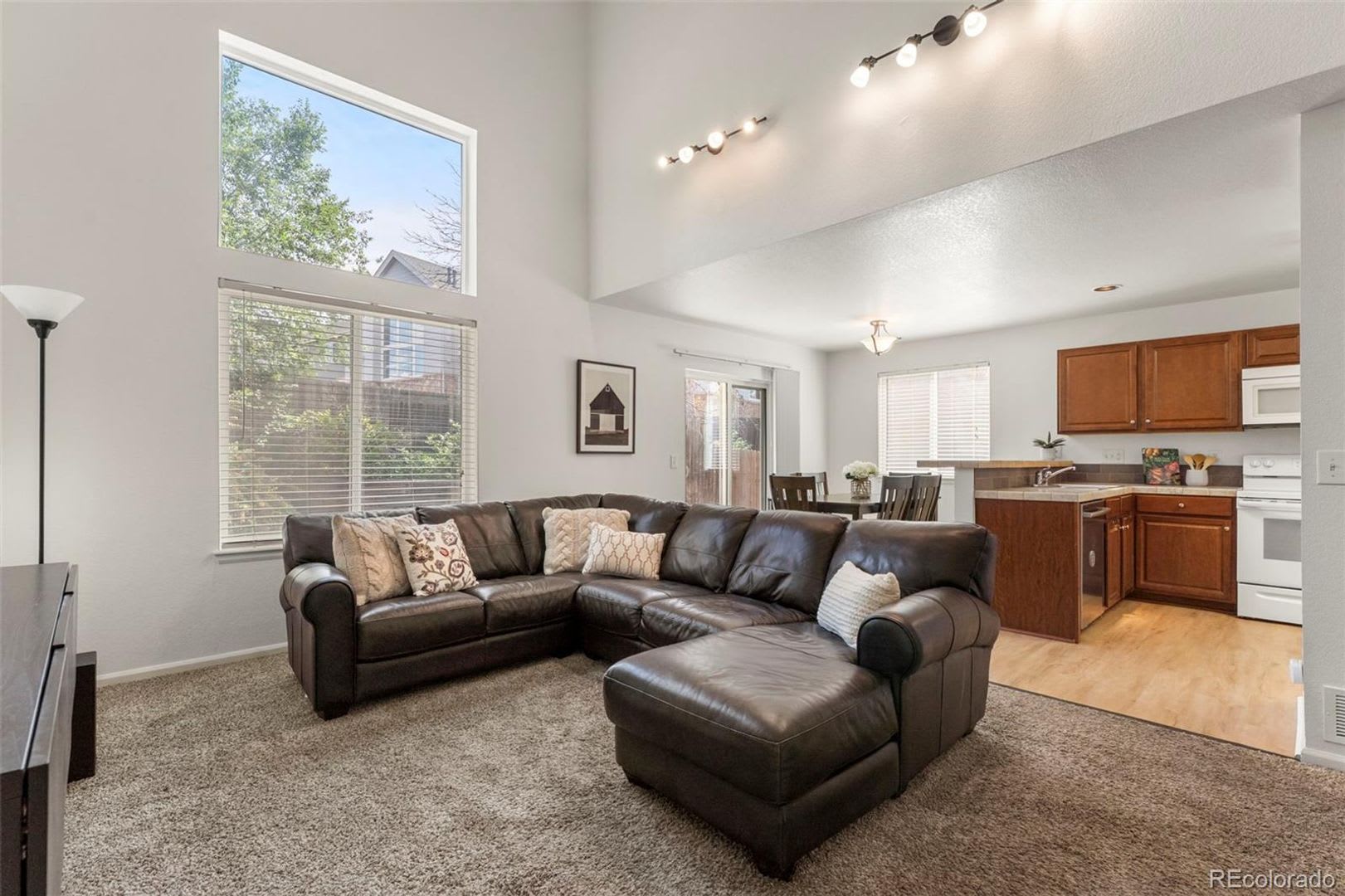 3 Bed Townhome with Large Backyard – photo 4