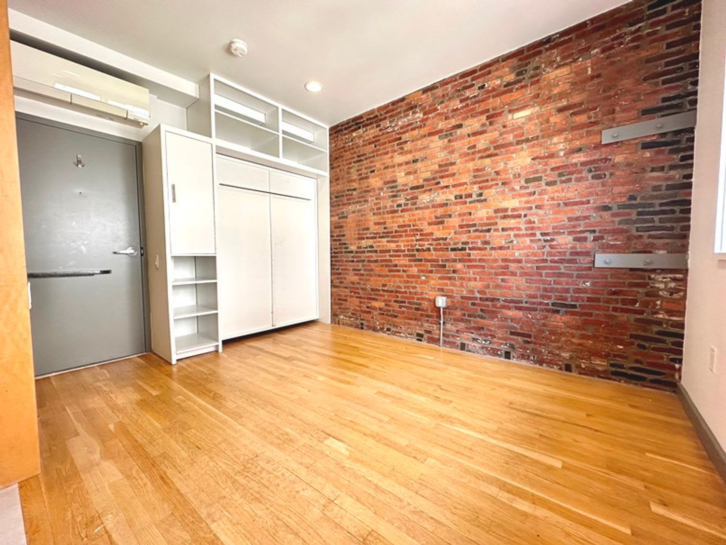 Stylish Beacon Hill Studio With Ac On Site Laundry – photo 3