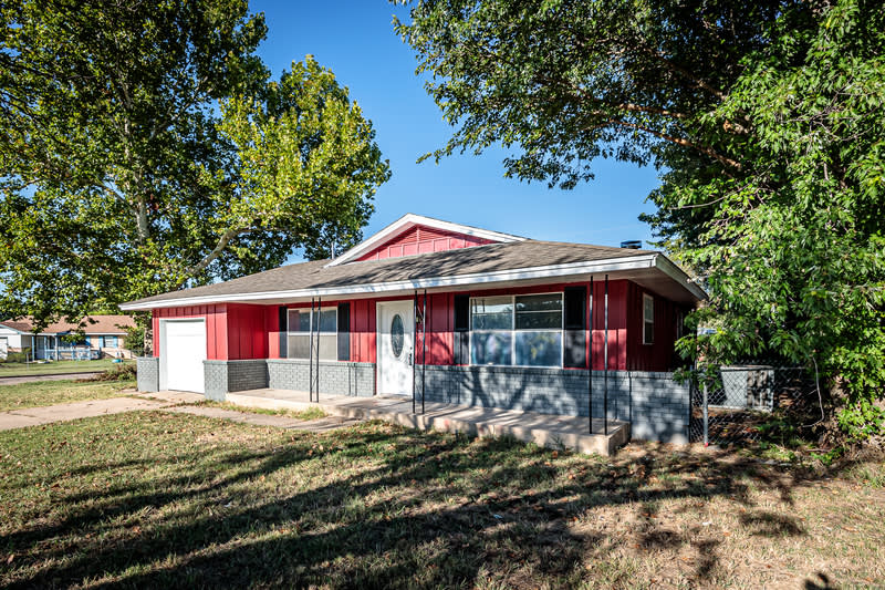 3015 Northeast Pioneer Boulevard – photo 2