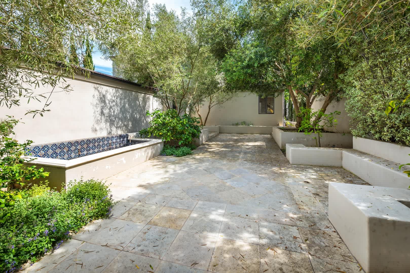Spectacular and Spacious Tuscan style Montecito Home with Pool! – photo 4