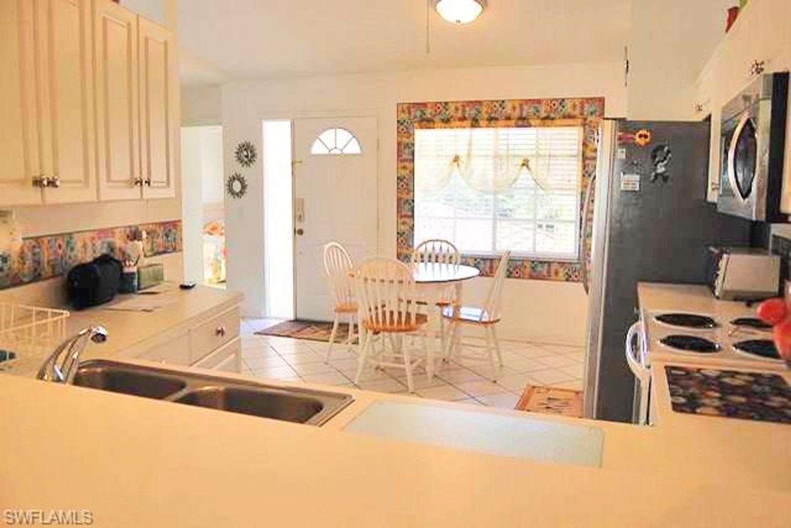 Bright and airy in beautiful gated community – photo 2