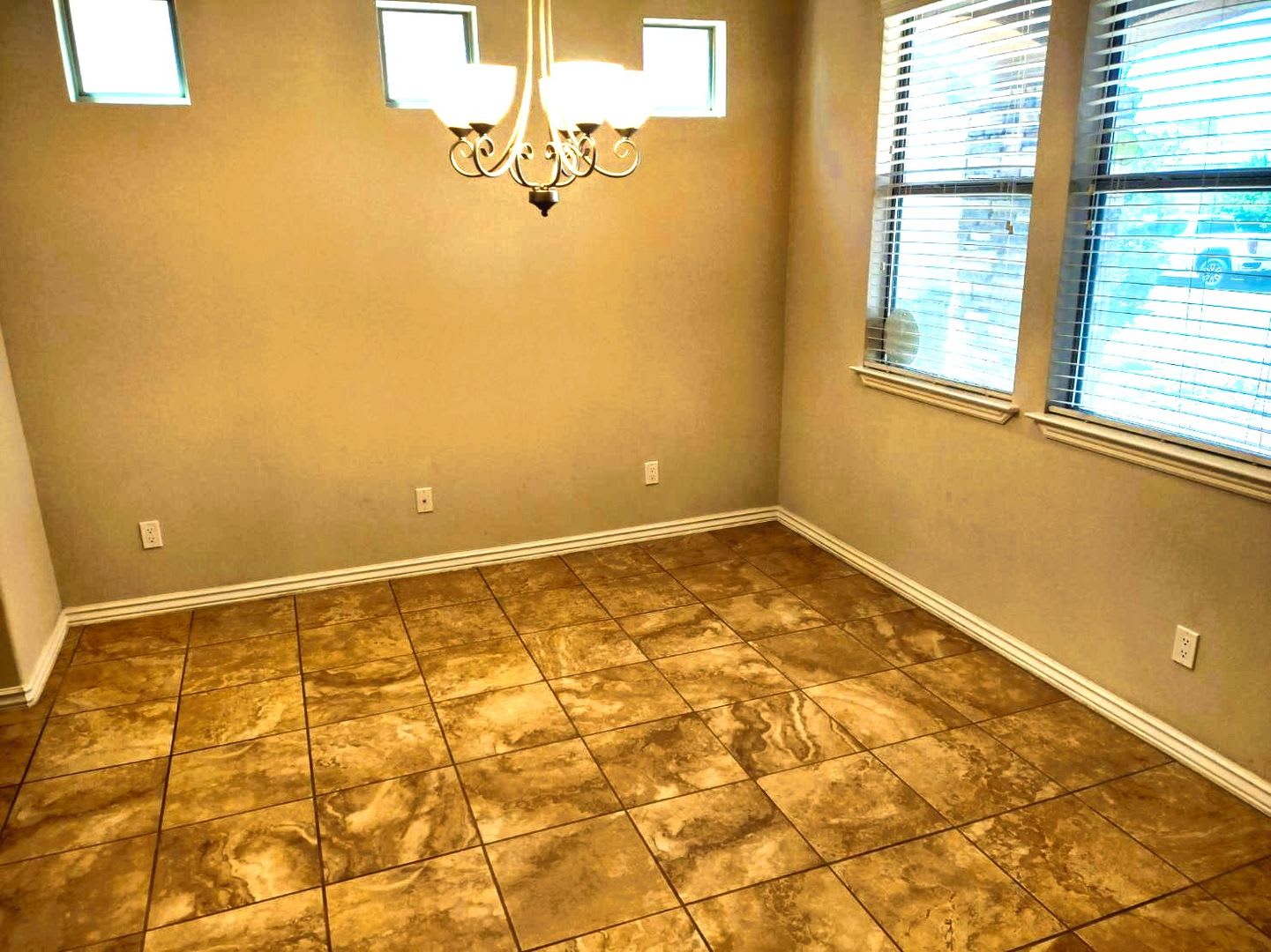 Dazzling Two Story Westside Home With Refrigerated Air Located In Quiet Neighborhood – photo 3