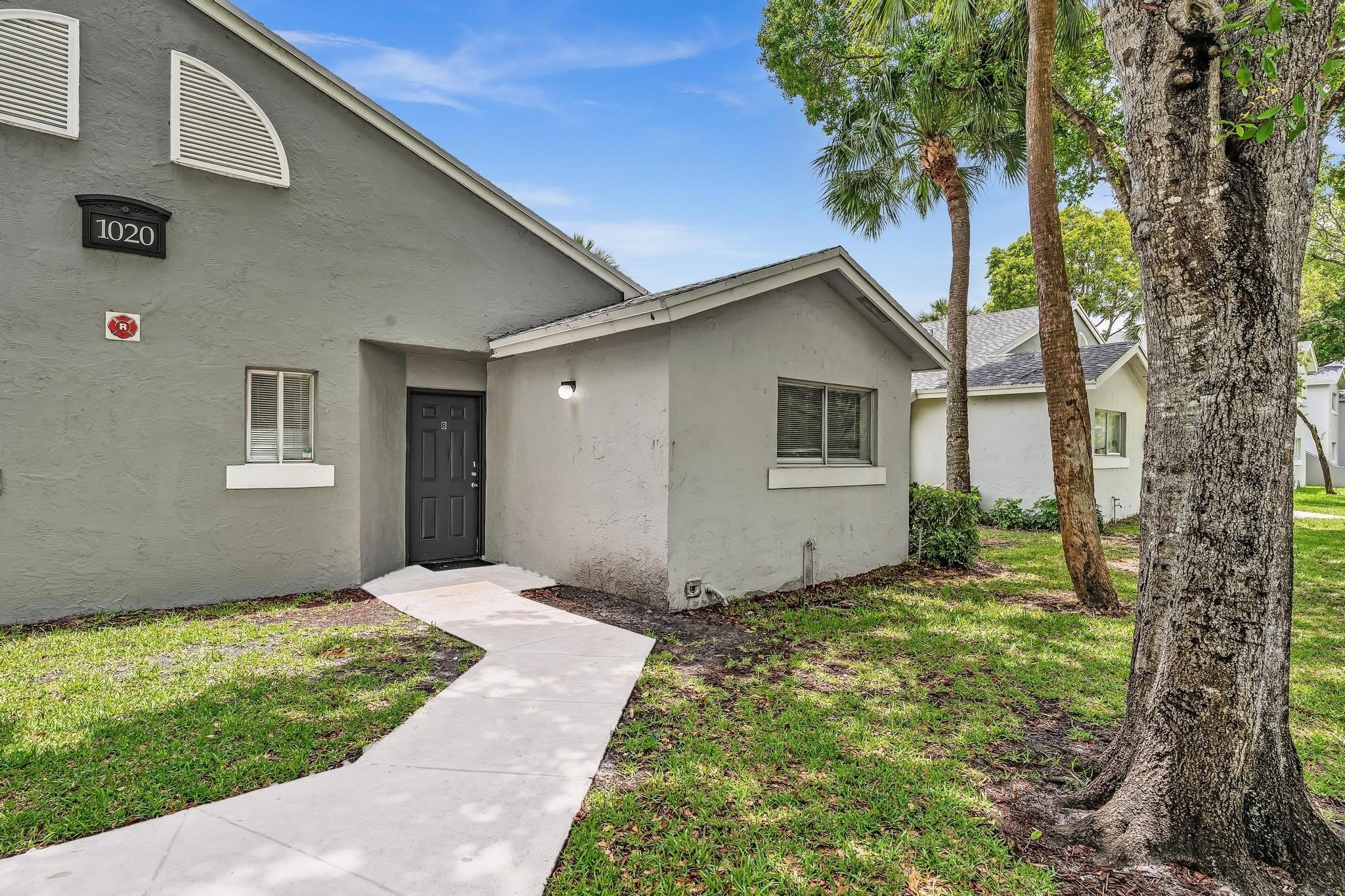1020 Lake Victoria Drive – photo 1