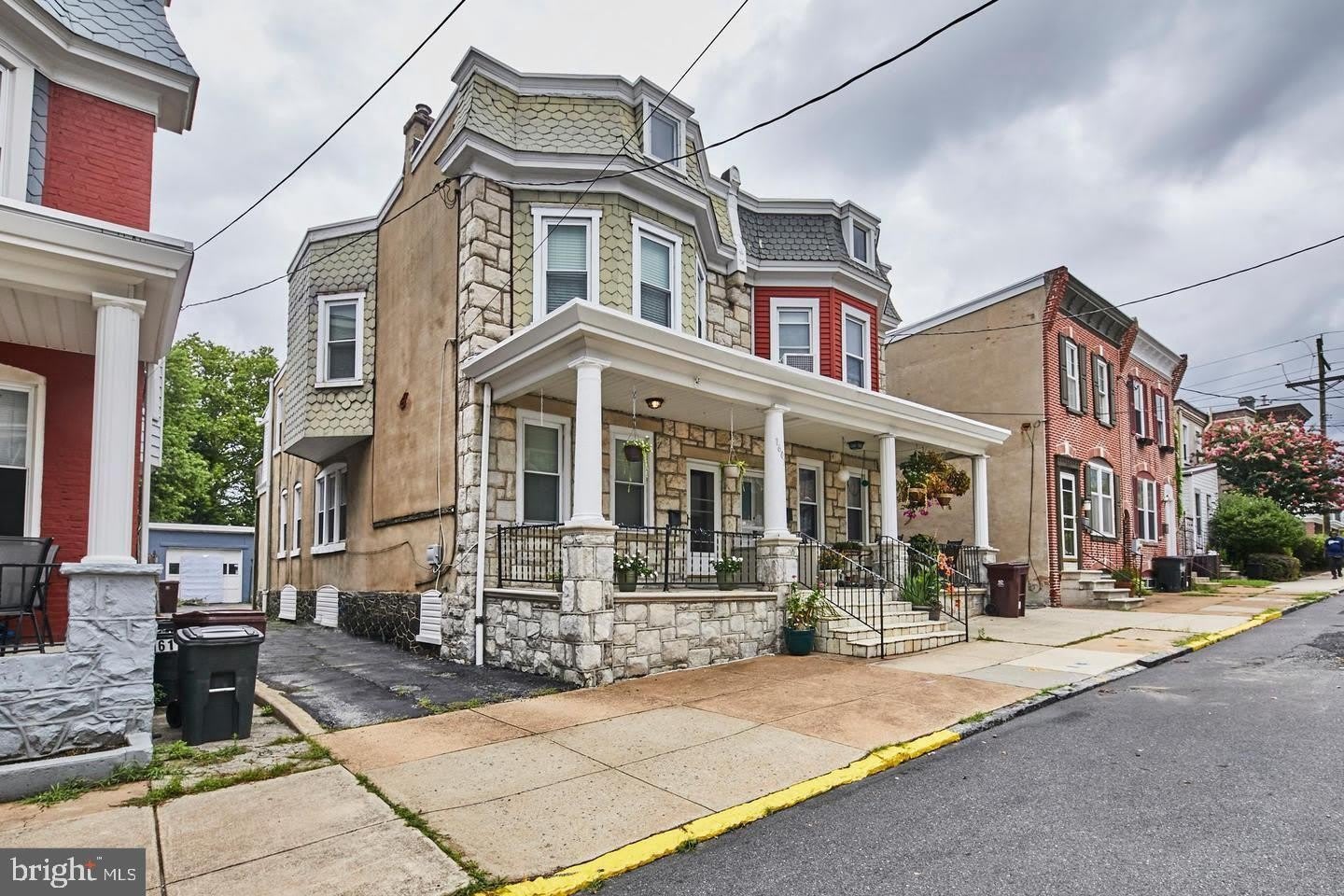 1607 W 9TH ST – photo 1