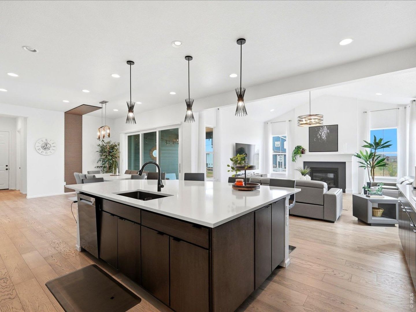 Exceptional contemporary residence in the coveted Serratoga Falls – photo 2