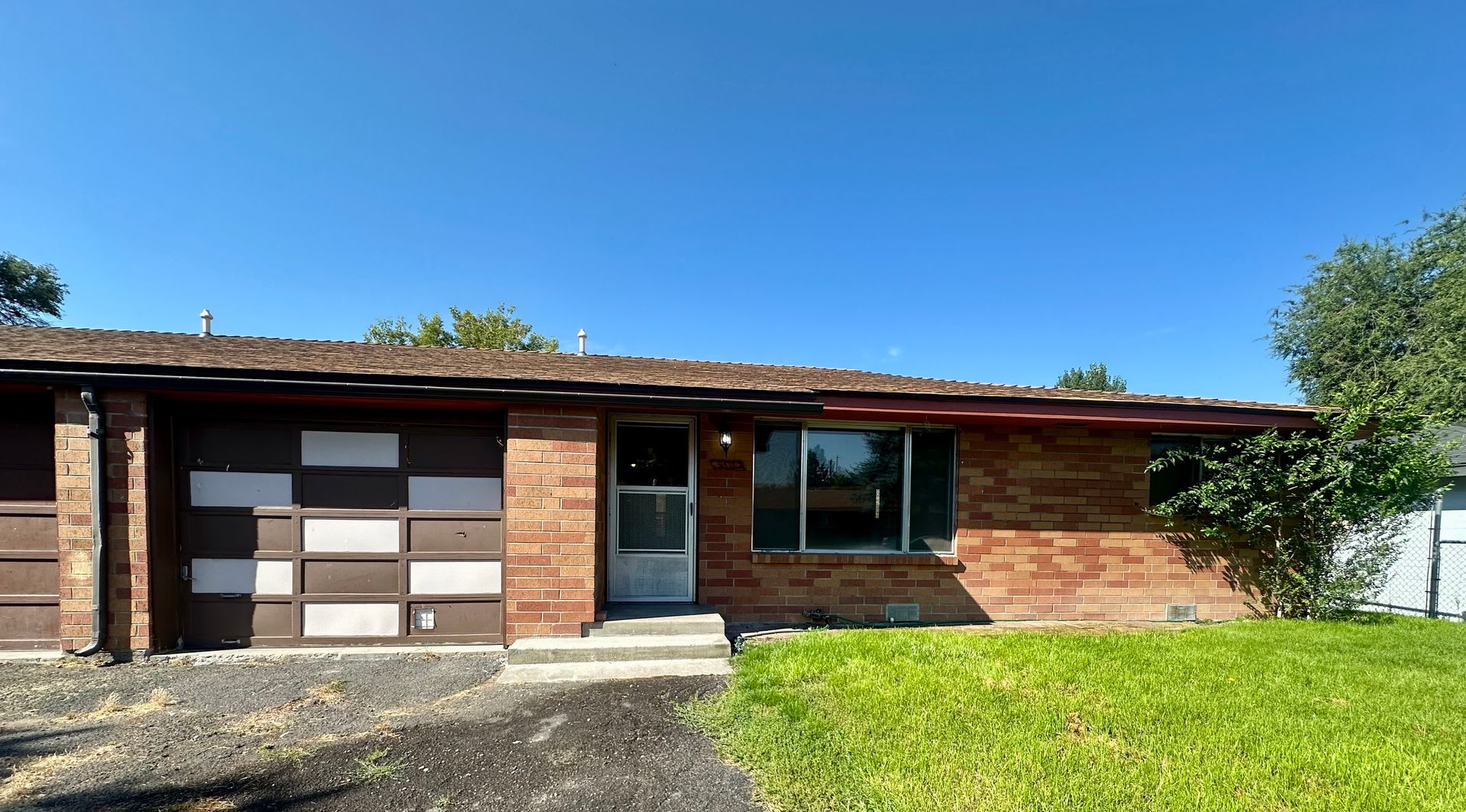 Spacious 3-bedroom, 2-bathroom home located in the South Suburbs with attached garage – photo 2