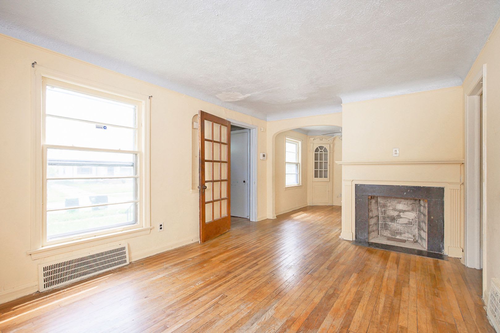 2 BED 1.5 BATH BEAUTIFUL SINGLE FAMILY HOME IN WARRENSVILLE HEIGHTS! – photo 3