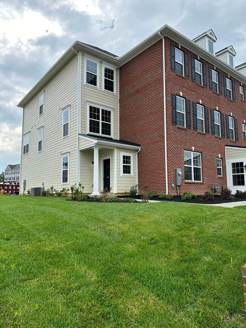 Coming Soon End Unit Townhome In Darley Green – photo 1