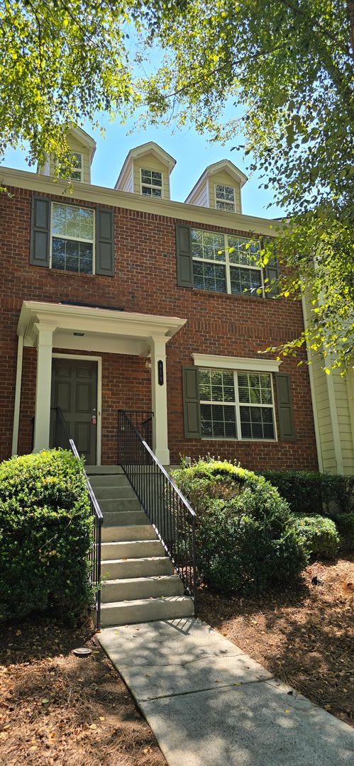 Prime Woodstock Location – photo 1