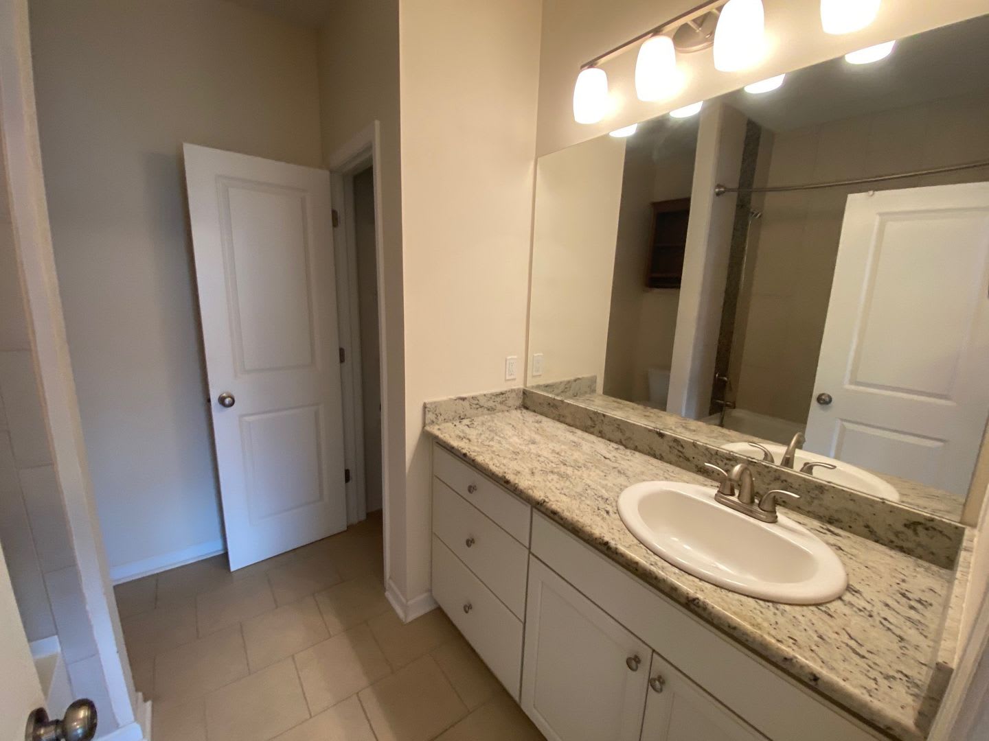 GORGEOUS 2BR/2.5BA Townhome located off of Kaliste Saloom Rd near Ambassador – photo 3