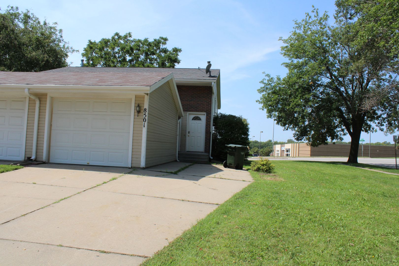 Charming Townhouse Near Se Community College In East Lincoln – photo 1
