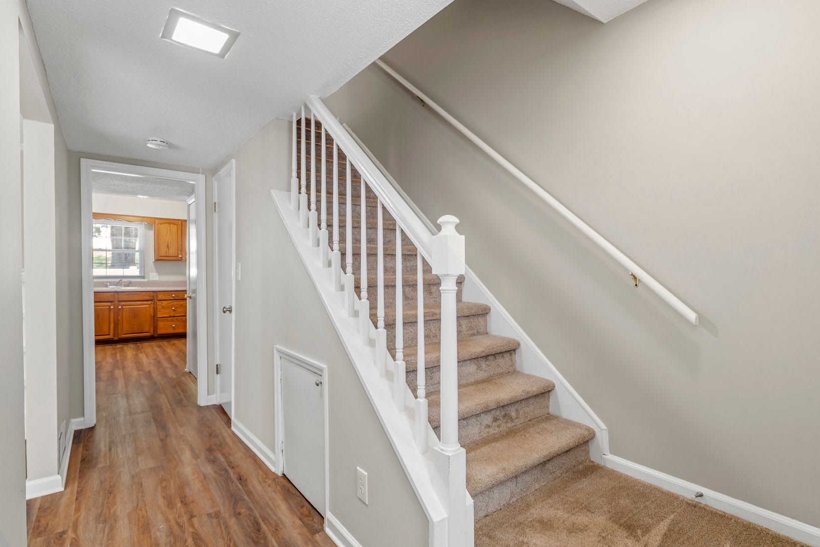 NW Townhome, Wood Like Flooring, FP, Fenced Patio, Community Pool! – photo 2