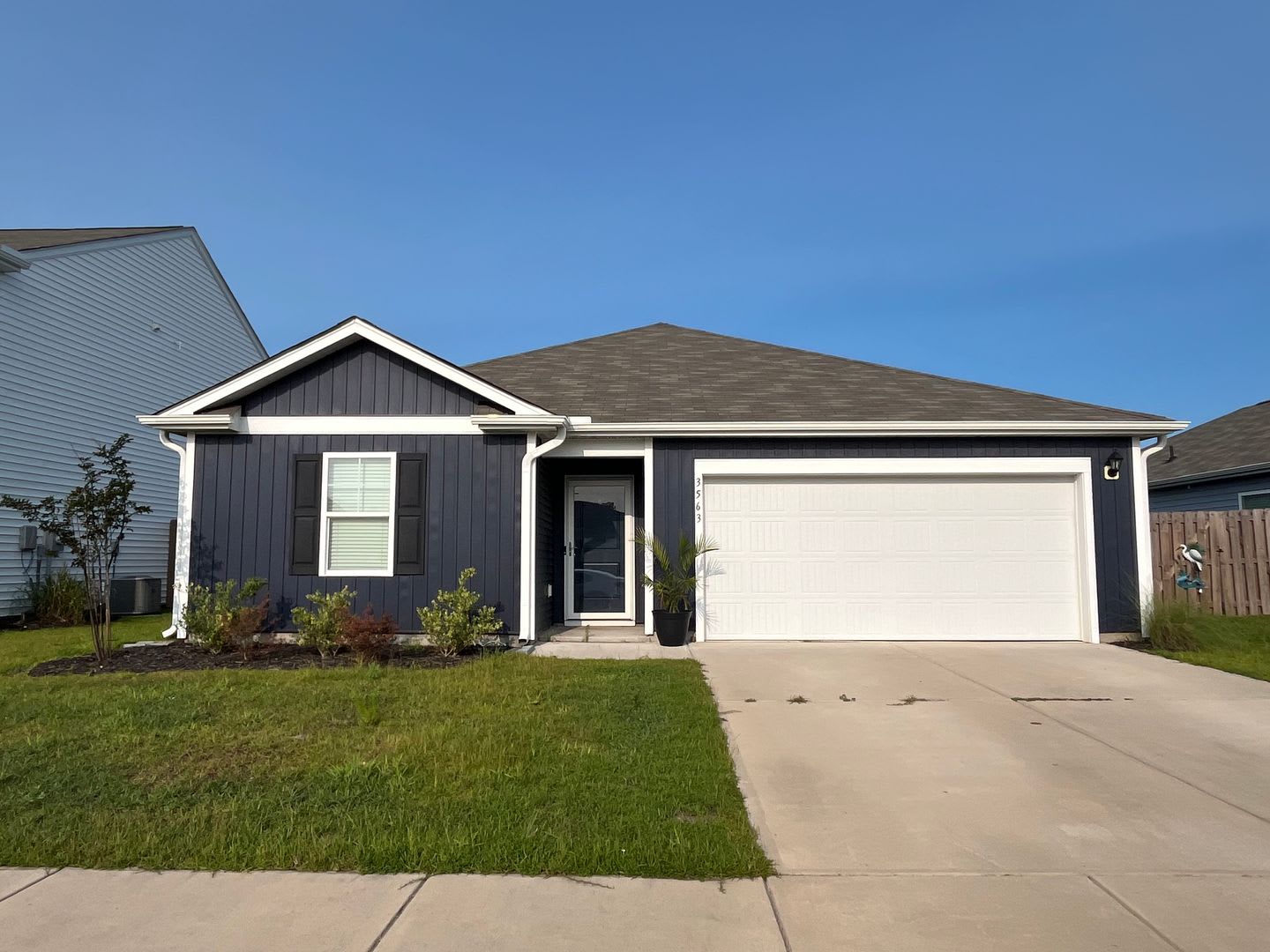 Discover a well-appointed 3-bedroom, 2-bath home in Leland, NC – photo 1