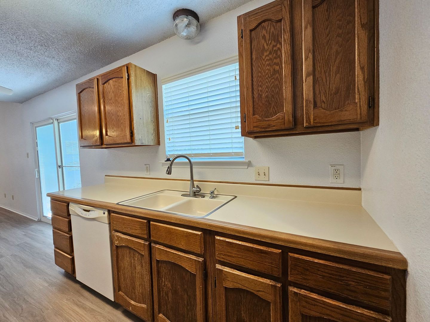 Huge Rent Reduction Ready For Move In – photo 3