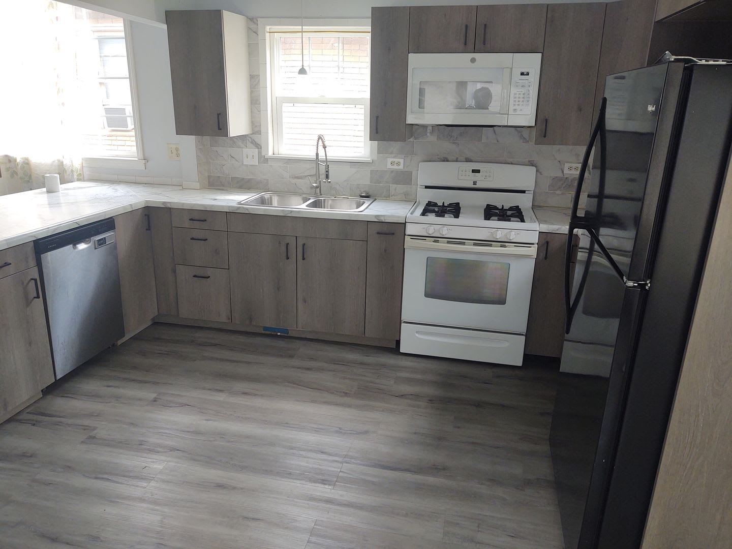 Beautifully Renovated 4-Bedroom Home Near Garfield Park – photo 4