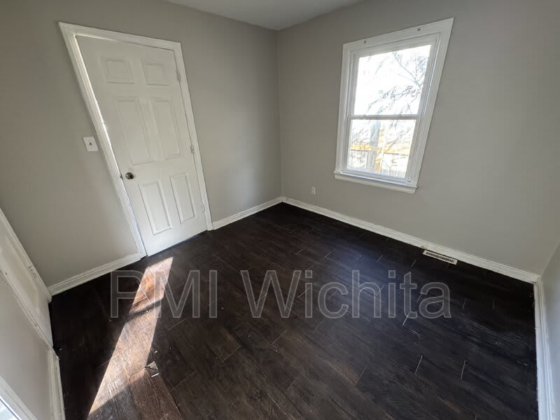 2513 East 9th Street North – photo 5