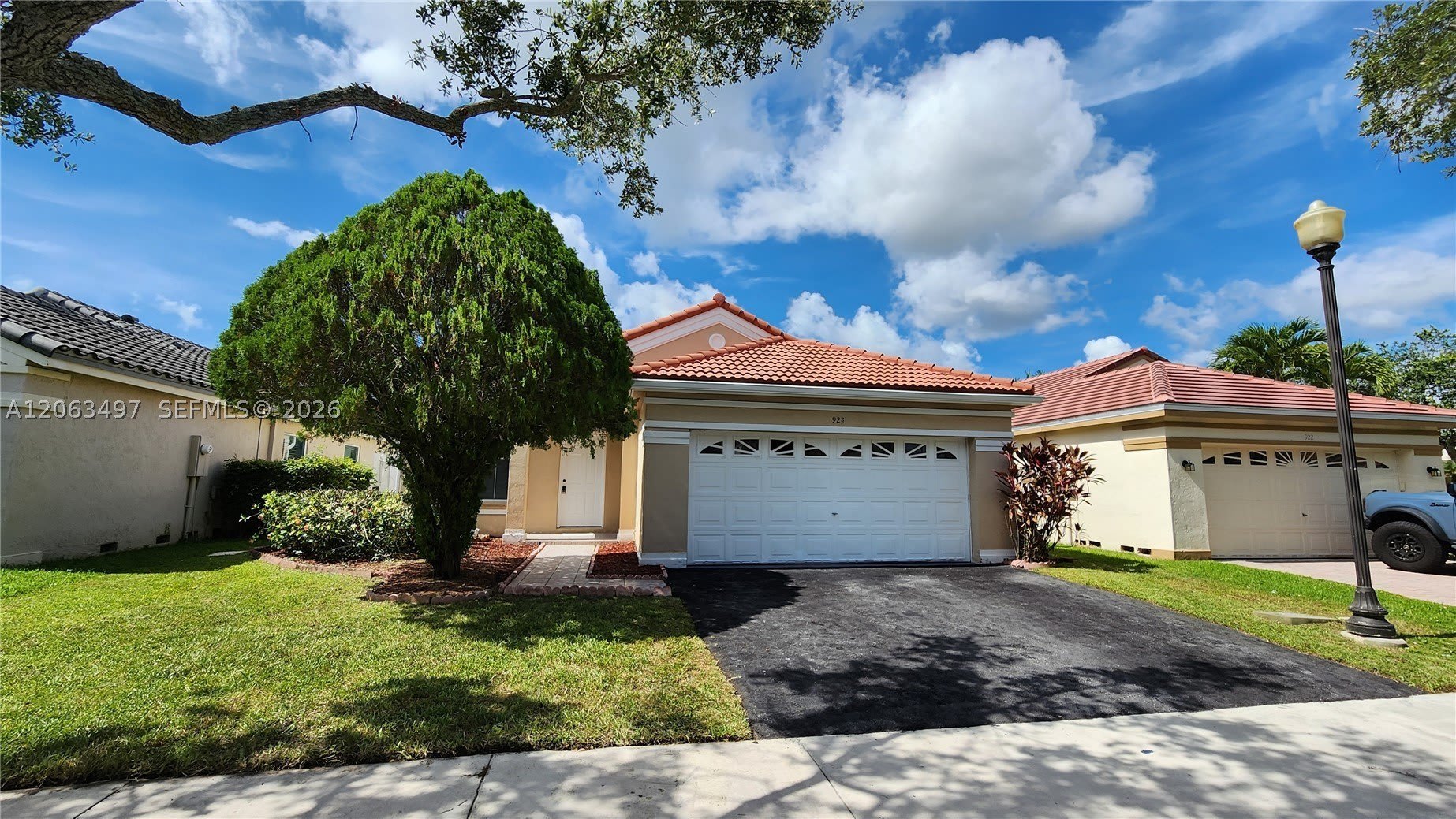 924 Falling Water Rd – photo 2
