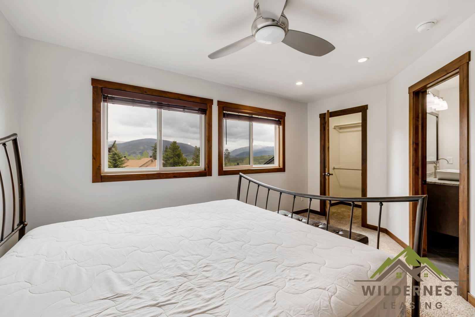 Woodworks Townhome- 3 Bedroom/3 Bath Unit w/Updated kitchen on the Bus Route – photo 4