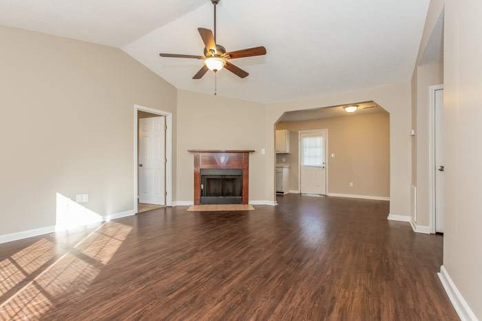 1585 Patterson Lane – photo 2