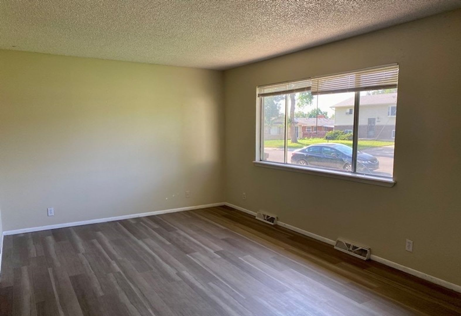 3-Bedroom Home Near Dining and Shopping – photo 3