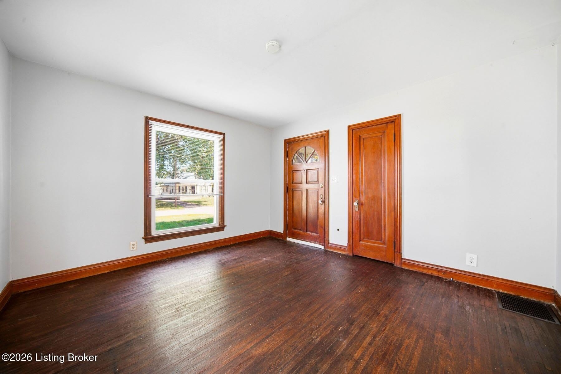 1050 Oakwood Ave – photo 5
