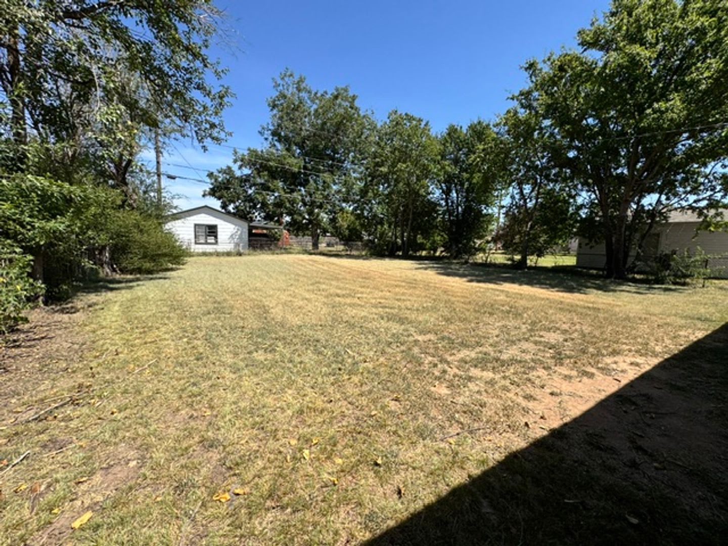 2 bedroom in Norman! hardwood floors, laundry connections and a huge backyard! – photo 2
