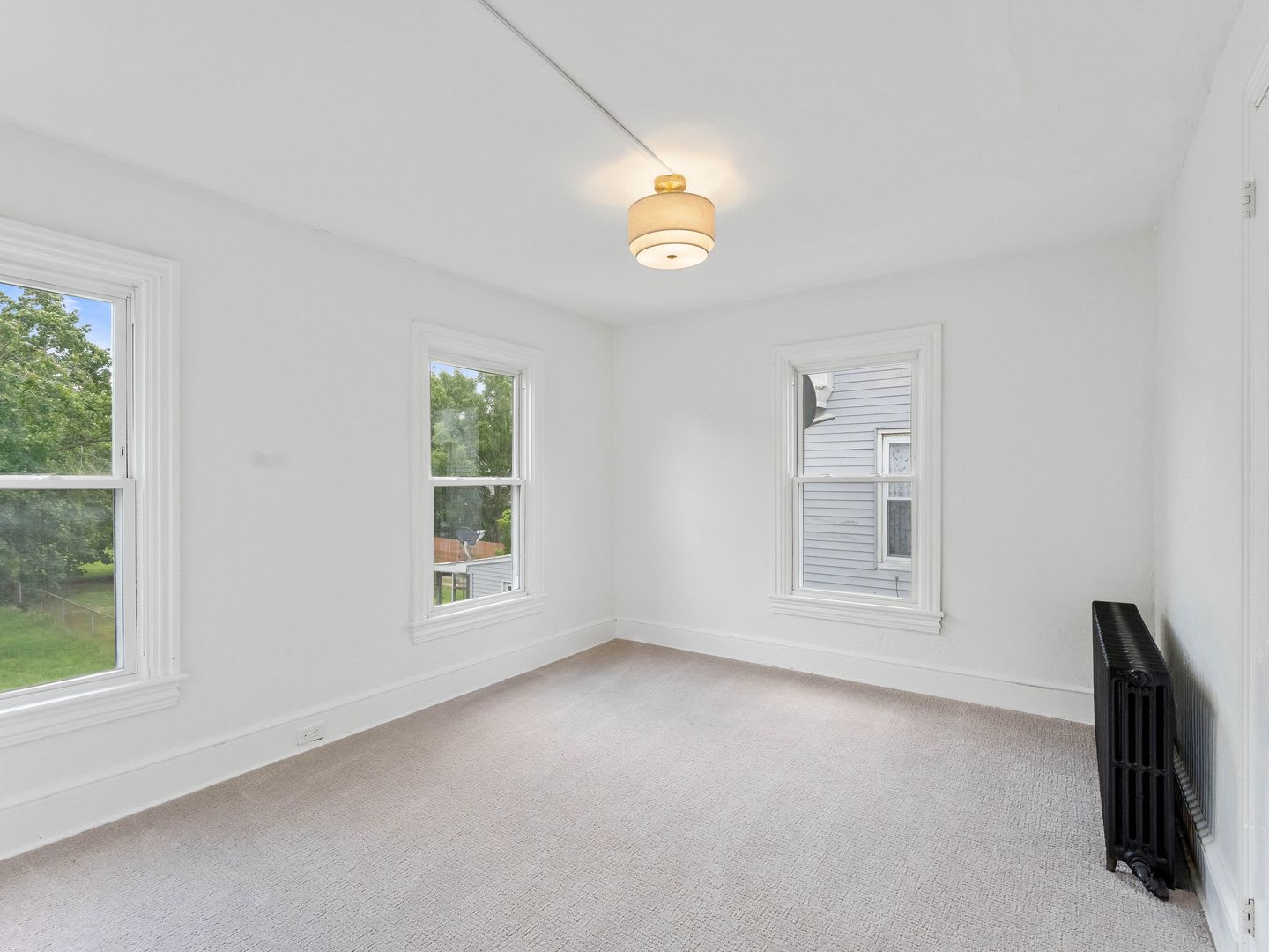Renovated 3-Bedroom Apartment with Bonus Finished Attic & Spacious Shared Backyard – photo 4