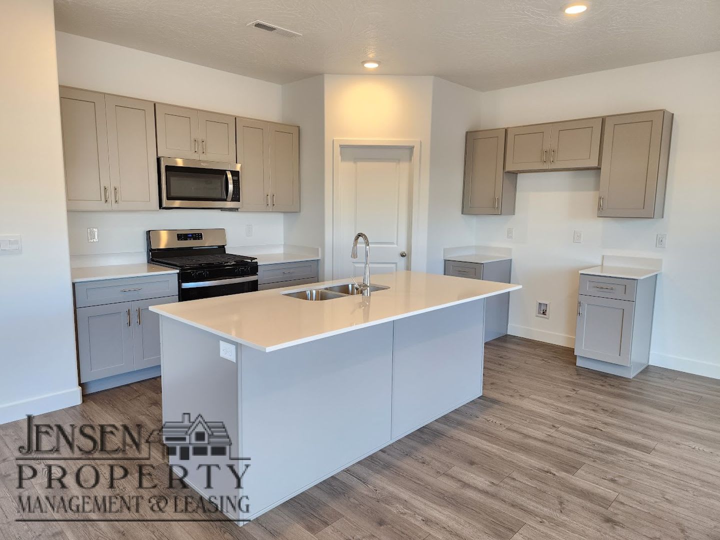 Newer 4 Bedroom Home – photo 4