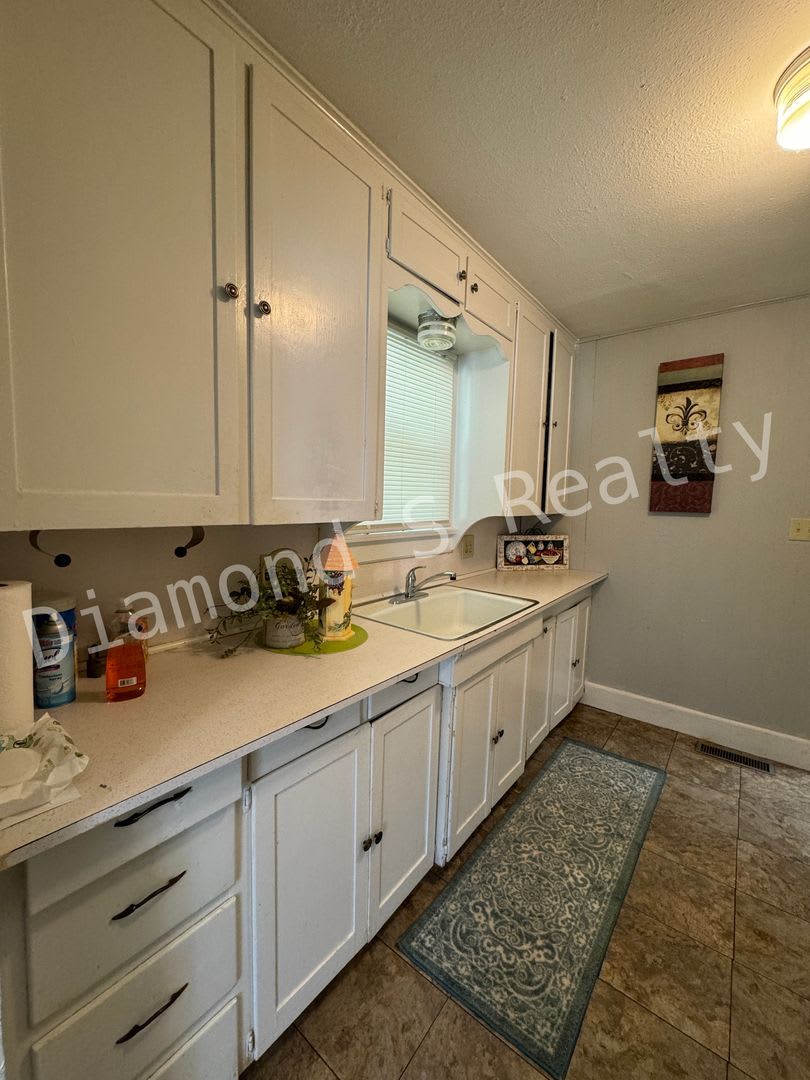 Cute and Clean 2 Bedroom Home Available Now! – photo 5