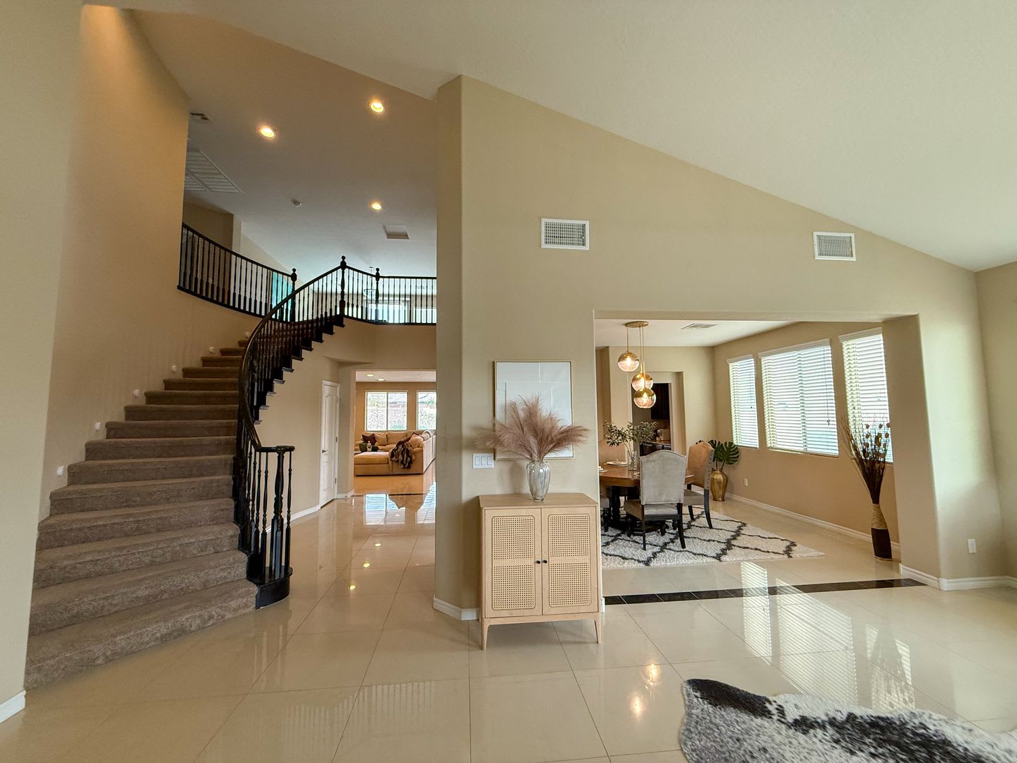 Luxury 6/BD 4.5/BA Large Furnished Home with Dual Primary Suites in Gated Community – photo 2