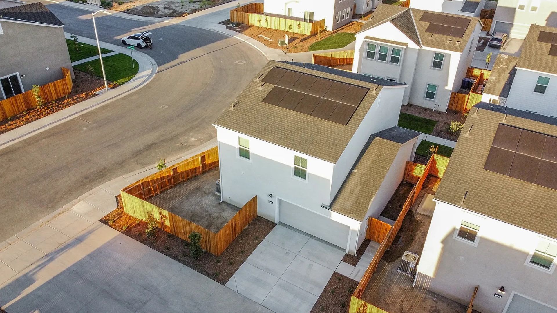 Brand-New 3BD/2.5BA Home in Southwest Bakersfield Modern Finishes, Solar & 2-Car Garage – photo 2