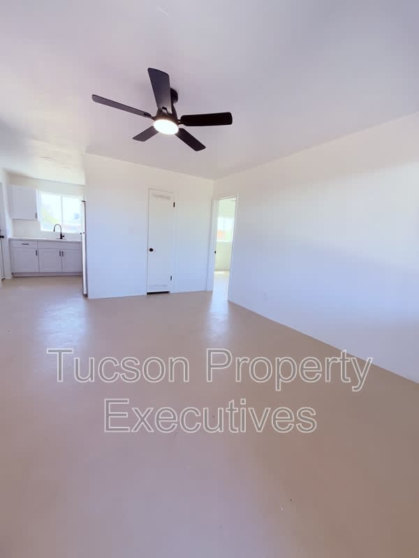 814 N Alvernon Way – photo 3