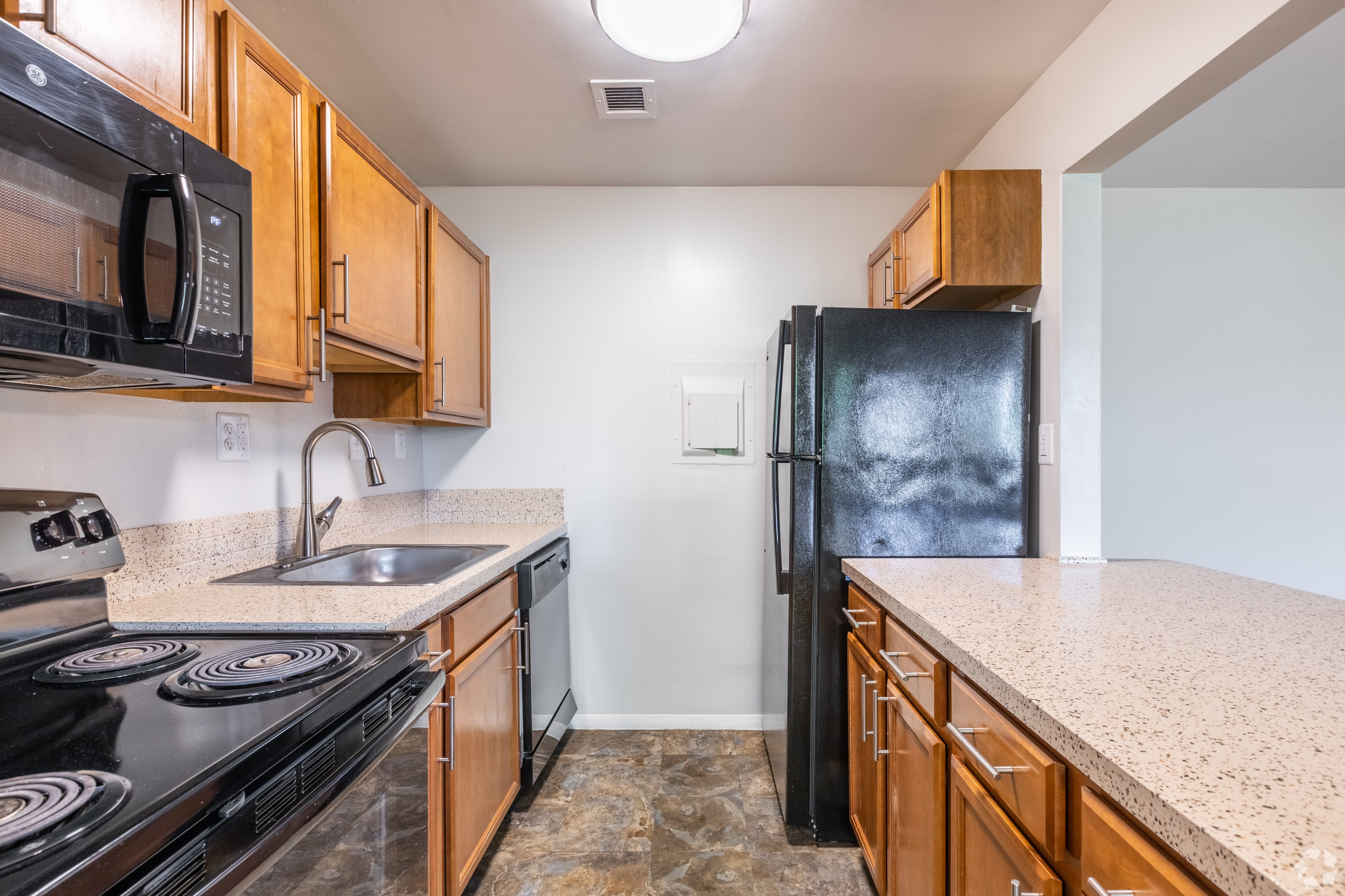 Cardinal Court Apartments – photo 2