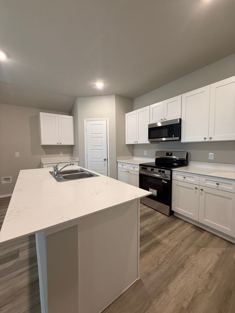 4/2/2 Elegant New‑Construction Home with Designer Finishes in Granbury – photo 3