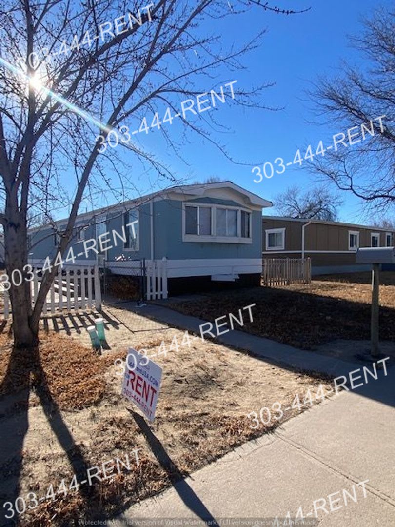 Cozy 2 Bedroom & 1 Bathroom Home in Log Lane Village! – photo 2