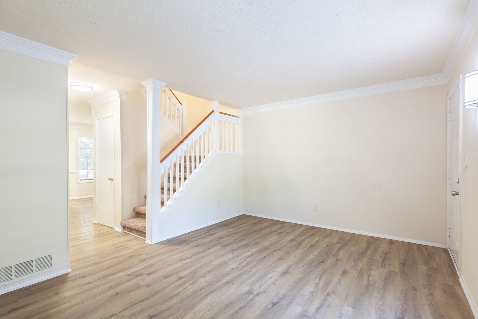 3bd/2.5ba Split Level Condo in Quiet Neighborhood! – photo 5